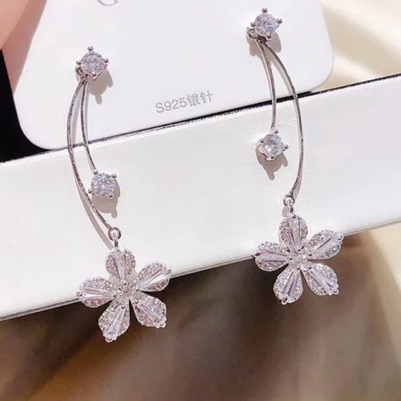 NEW 925 Sterling Silver Diamond Flower Earrings - Picture 4 of 6